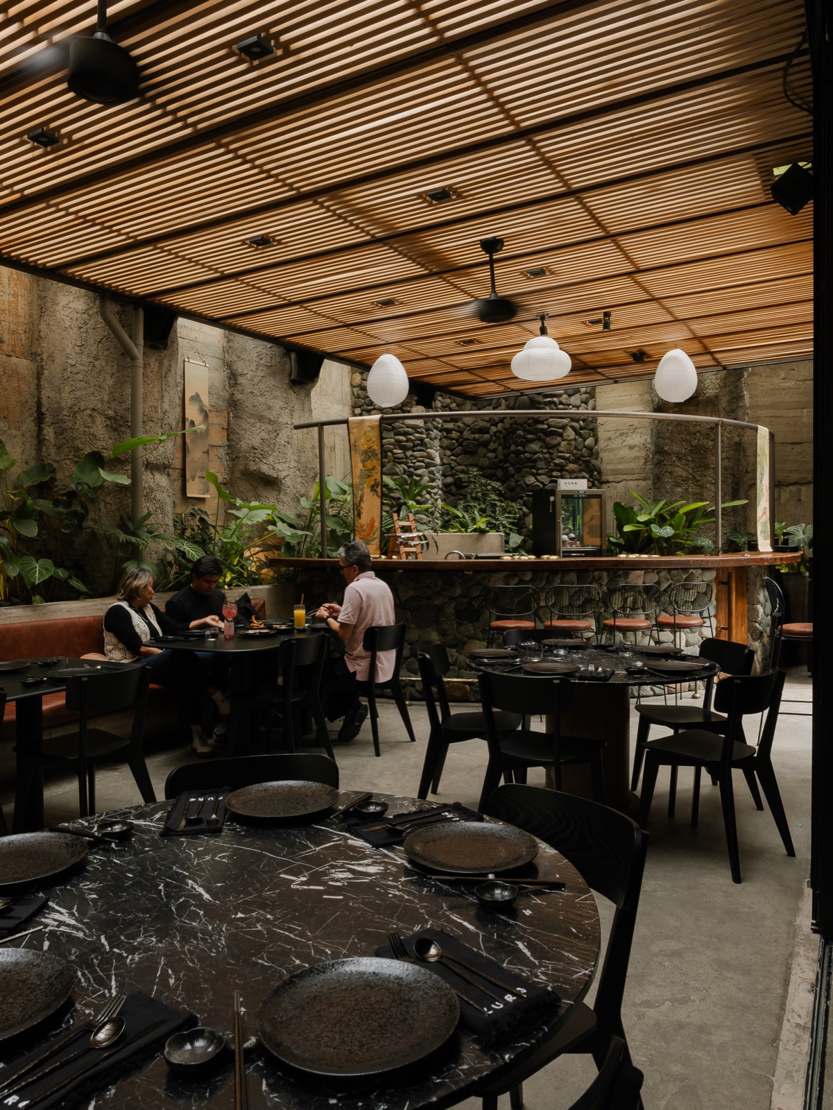 Salón de Kuro con su techo de madera