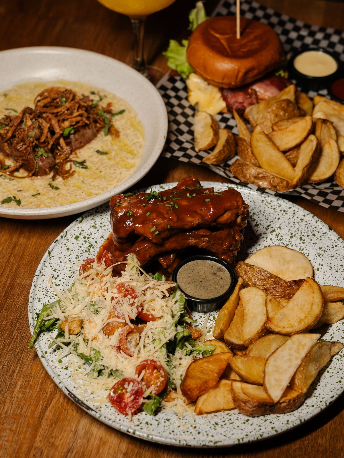 Costillas, hamburguesa y papas en Rito & Monteo