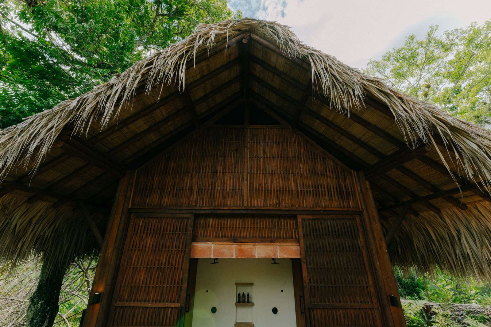 Cabaña de palma de Sandagua entre la selva